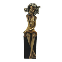 Декоративная статуэтка Девушки на кубе Roberta